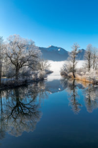 Kochelsee mit Loisach im Winter, hinten Heimgarten, 1791 m, und Herzogstand, 1731 m, Bayern, Deutschland, Europa Kochelsee mit Loisach im Winter, hinten Heimgarten, 1791 m, und Herzogstand, 1731 m, Bayern, Deutschland, Europa